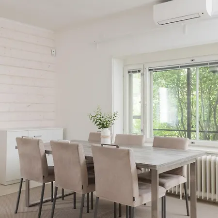 Omakotitalo Jyvaeskylaen Keskustassa *